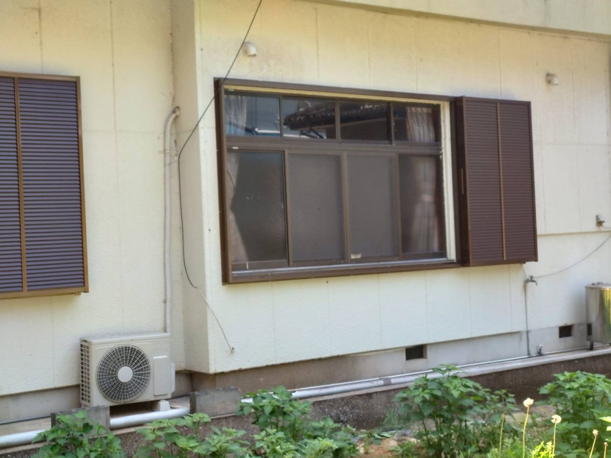 松本トーヨー住器の愛南町、後付け雨戸、台風対策、窓リフォームの施工後の写真2