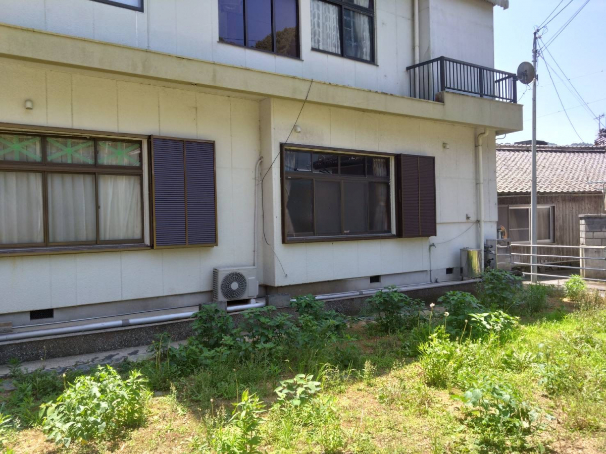 松本トーヨー住器の愛南町、後付け雨戸、台風対策、窓リフォームの施工後の写真3