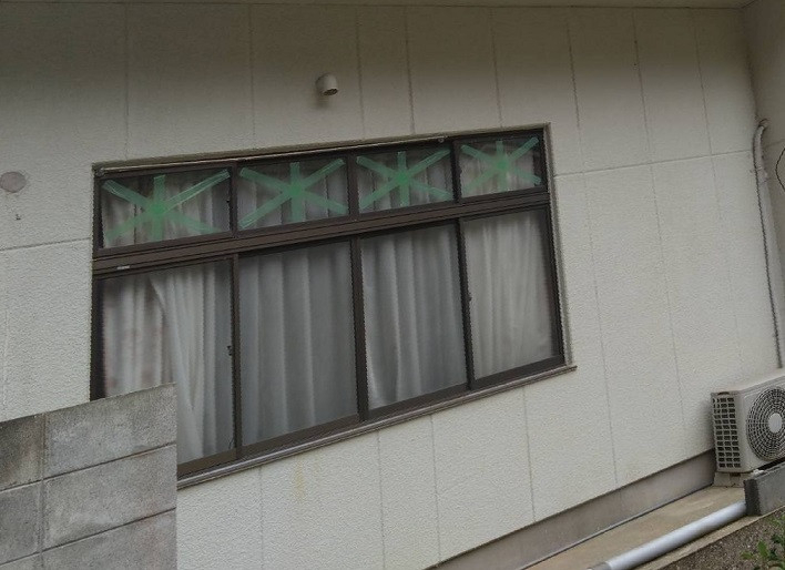 松本トーヨー住器の愛南町、後付け雨戸、台風対策、窓リフォームの施工前の写真1