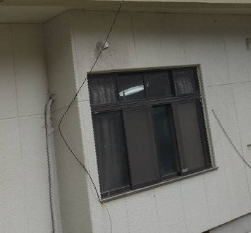 松本トーヨー住器の愛南町、後付け雨戸、台風対策、窓リフォームの施工前の写真2