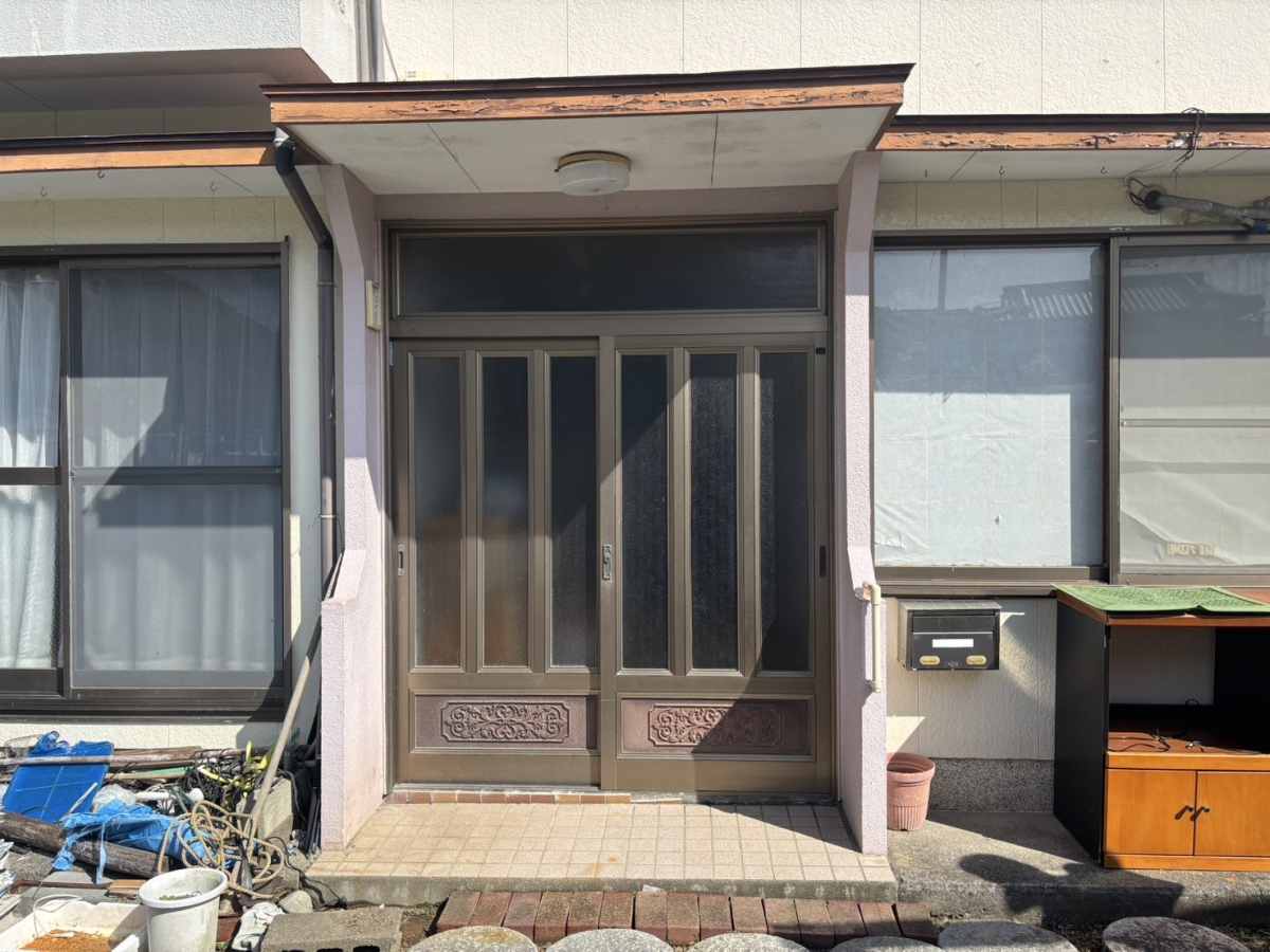 松本トーヨー住器の愛南町、玄関リフォーム、カバー工法の施工前の写真1