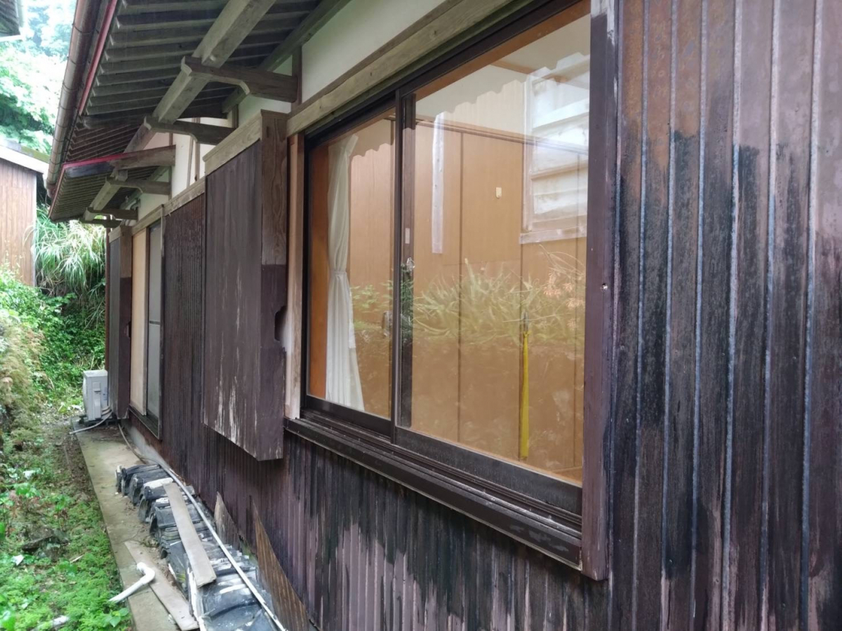松本トーヨー住器の愛南町、窓リフォーム、補助金活用、カバー工法の施工前の写真1