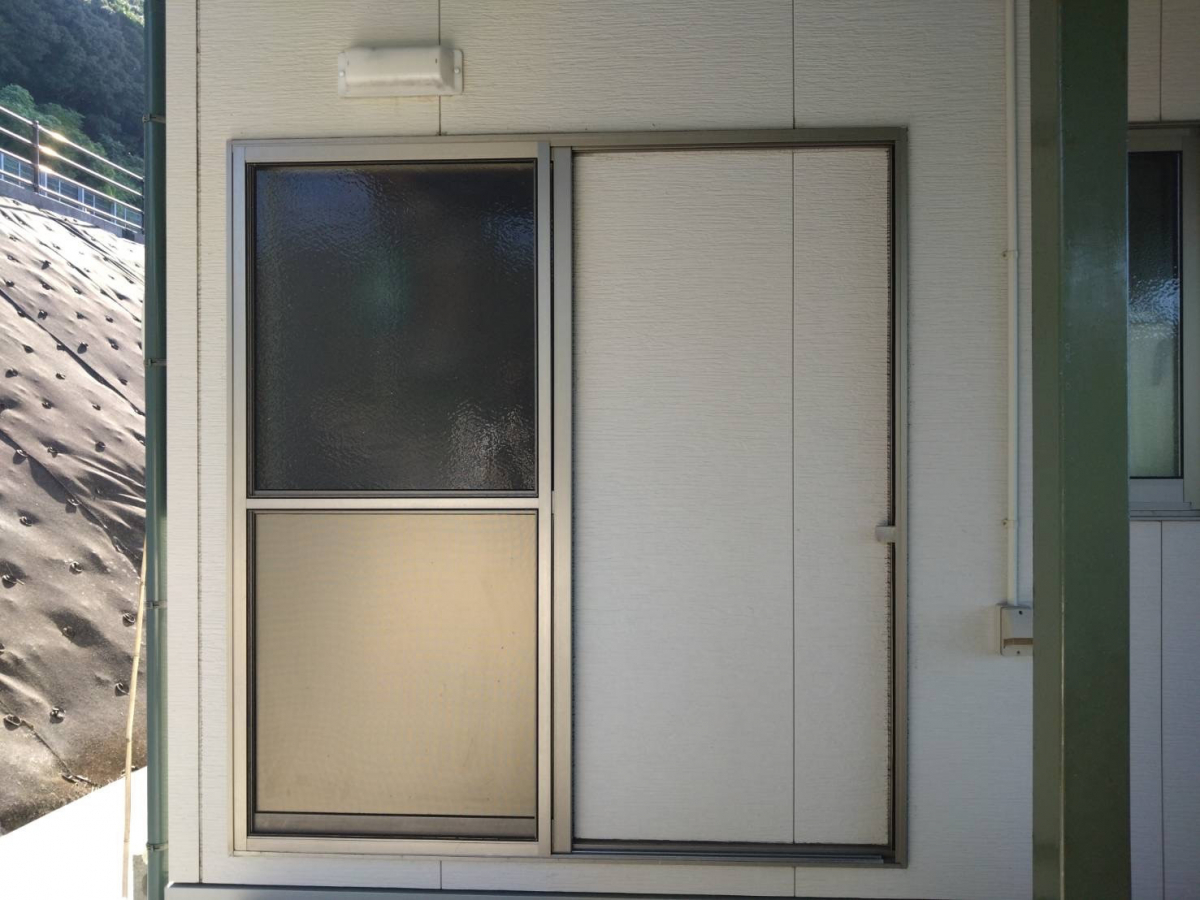 松本トーヨー住器の愛南町、勝手口引戸リフォームの施工前の写真1