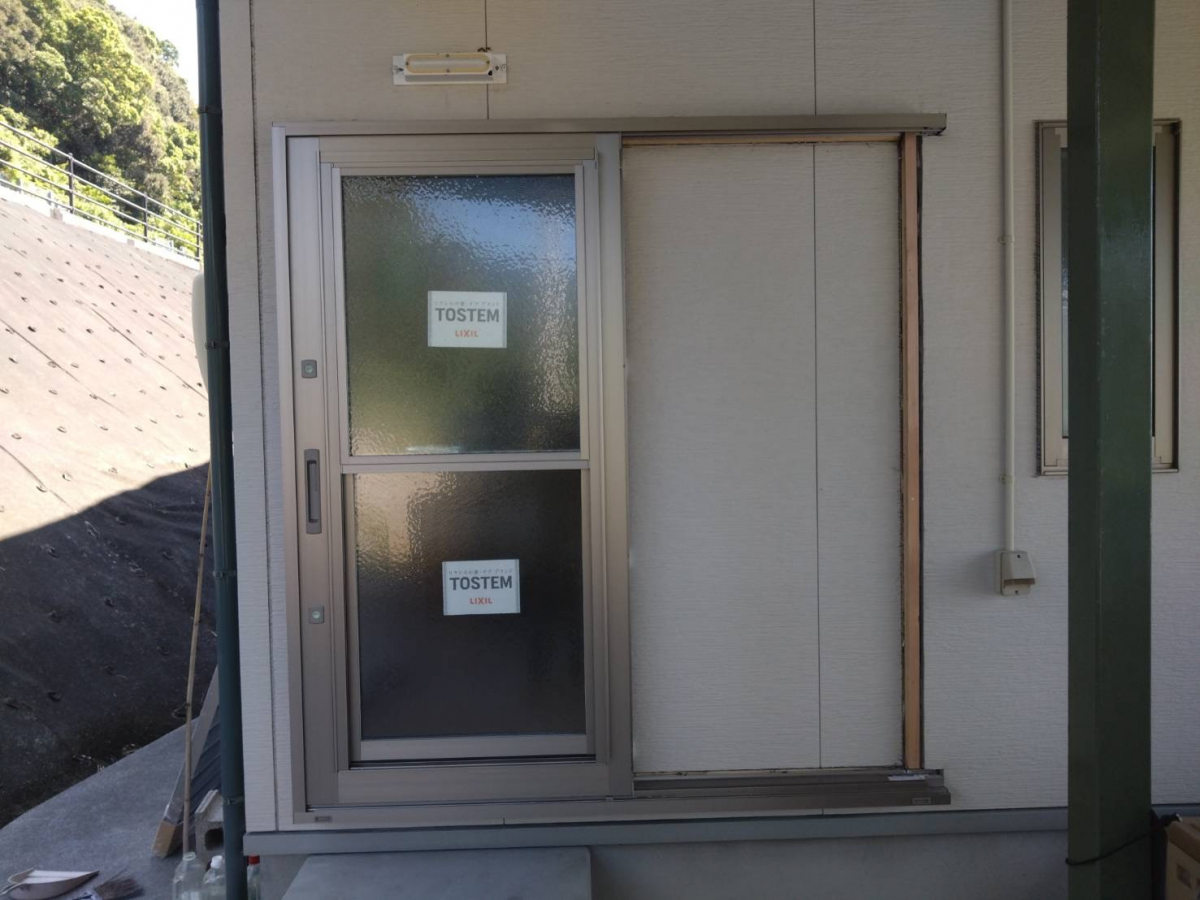 松本トーヨー住器の愛南町、勝手口引戸リフォームの施工前の写真2