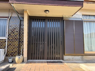 松本トーヨー住器の愛南町、玄関リフォーム、カバー工法、後付け雨戸の施工後の写真1