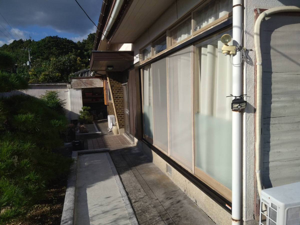 松本トーヨー住器の愛南町、玄関リフォーム、カバー工法、後付け雨戸の施工後の写真2