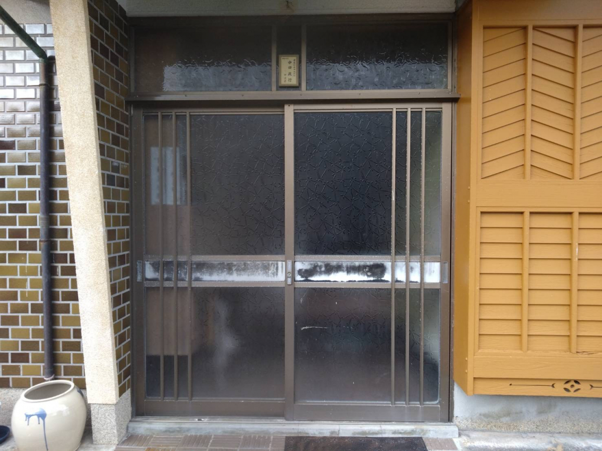 松本トーヨー住器の愛南町、玄関リフォーム、カバー工法、後付け雨戸の施工前の写真1