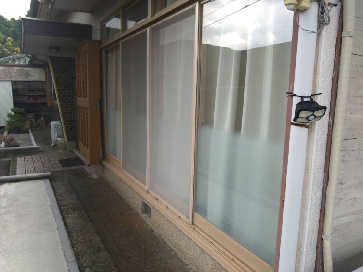 松本トーヨー住器の愛南町、玄関リフォーム、カバー工法、後付け雨戸の施工前の写真2