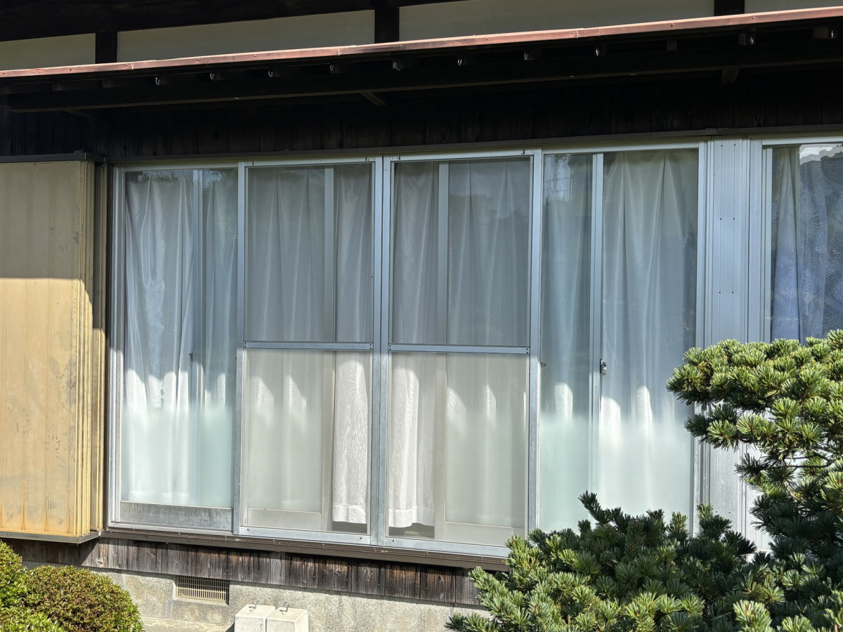 松本トーヨー住器の愛南町、窓リフォーム、カバー工法、補助金活用の施工前の写真1