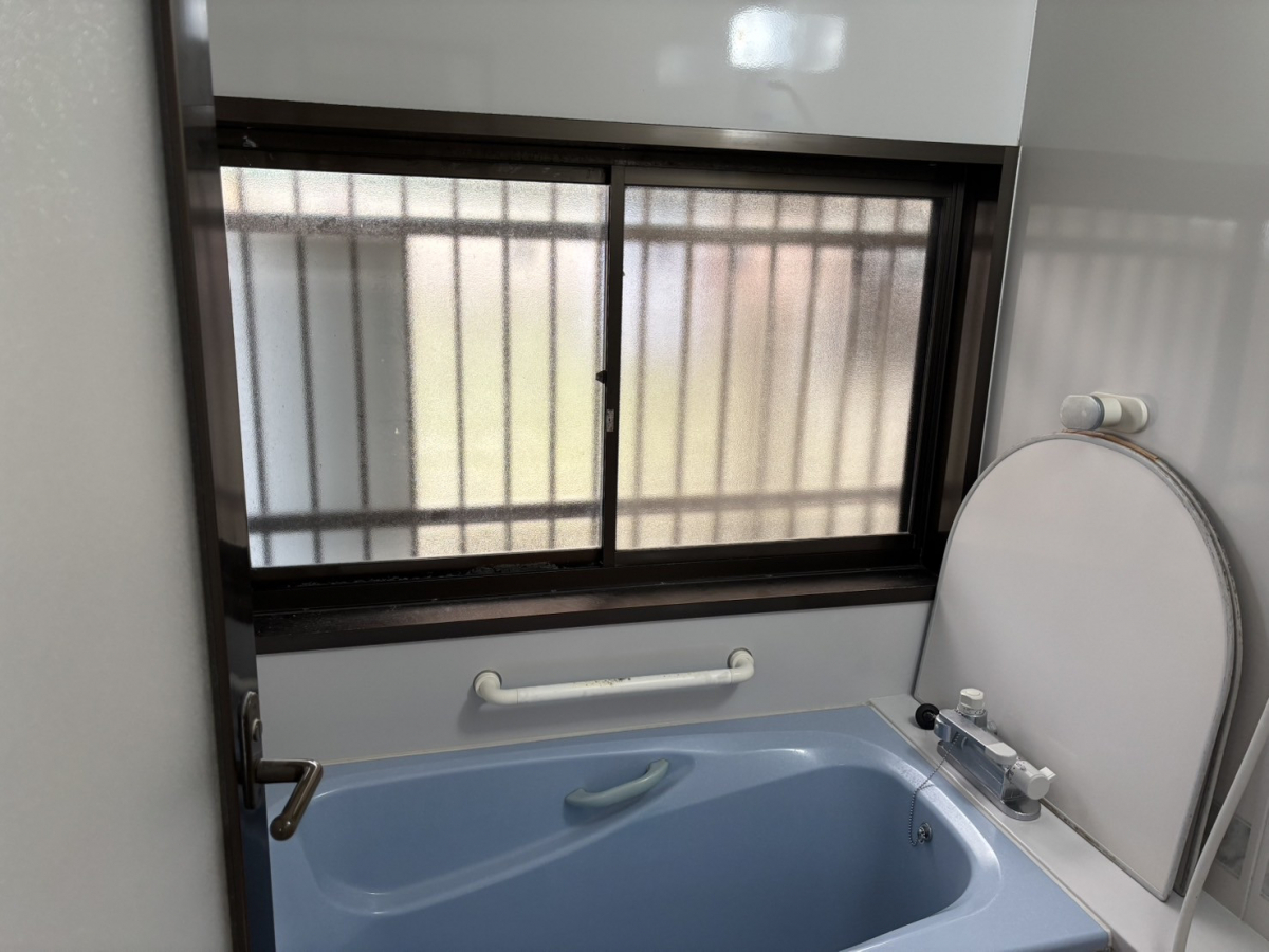 松本トーヨー住器の愛南町、窓リフォーム、カバー工法、補助金活用の施工前の写真3