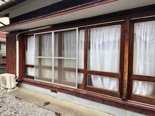 松本トーヨー住器の愛南町、窓リフォーム、カバー工法、補助金活用の施工前の写真1