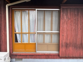 松本トーヨー住器の愛南町、窓リフォーム、カバー工法、補助金活用の施工前の写真2