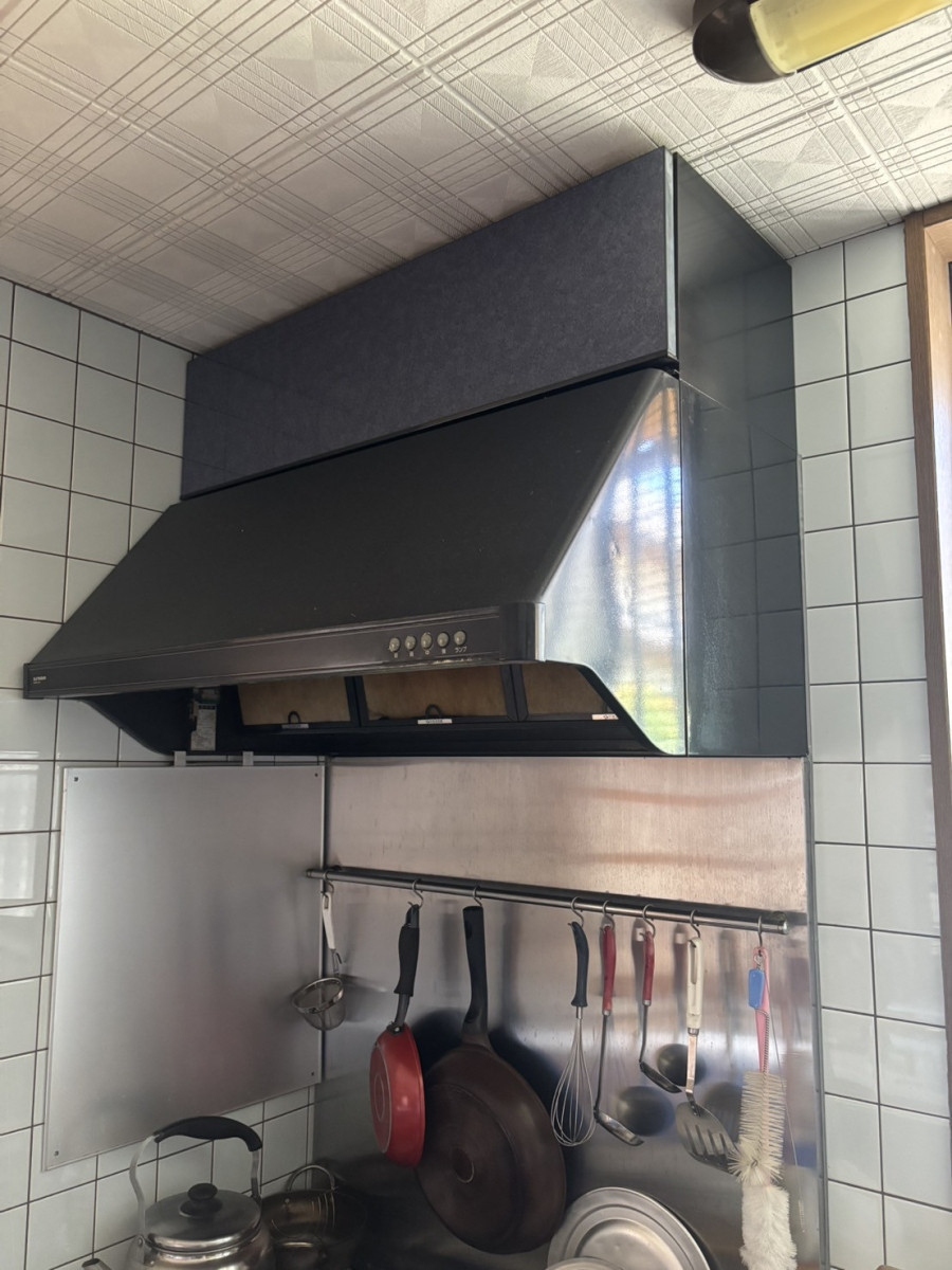 松本トーヨー住器の愛南町、レンジフード取替、清掃性アップの施工前の写真1