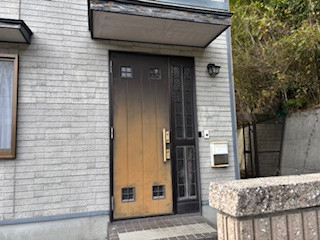 松本トーヨー住器の愛南町、玄関リフォーム、カバー工法の施工前の写真1