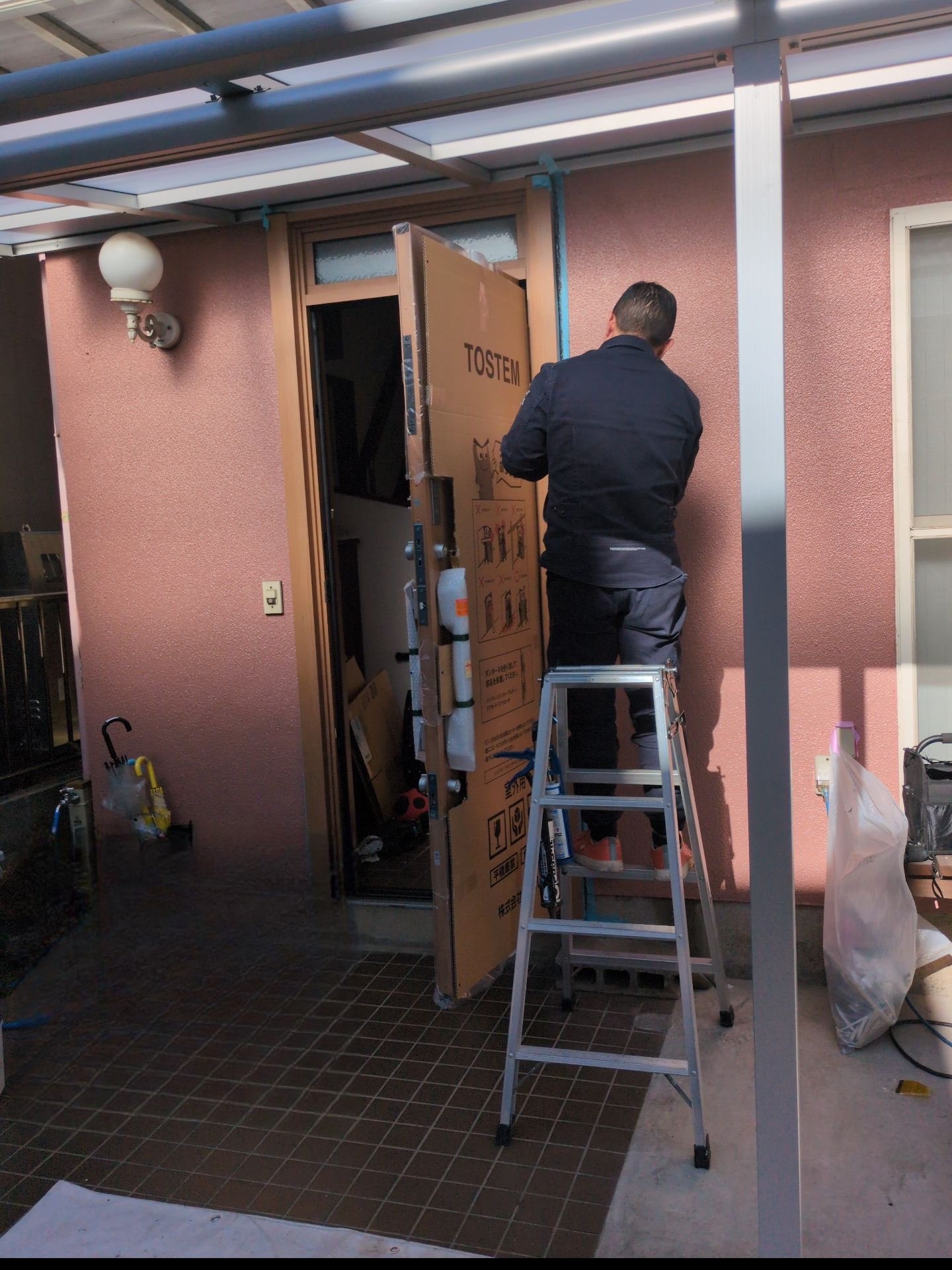 MADOORの【目黒区】ドア上のガラス部分も一緒に交換できる?(玄関ドアリシェント)の施工事例詳細写真1