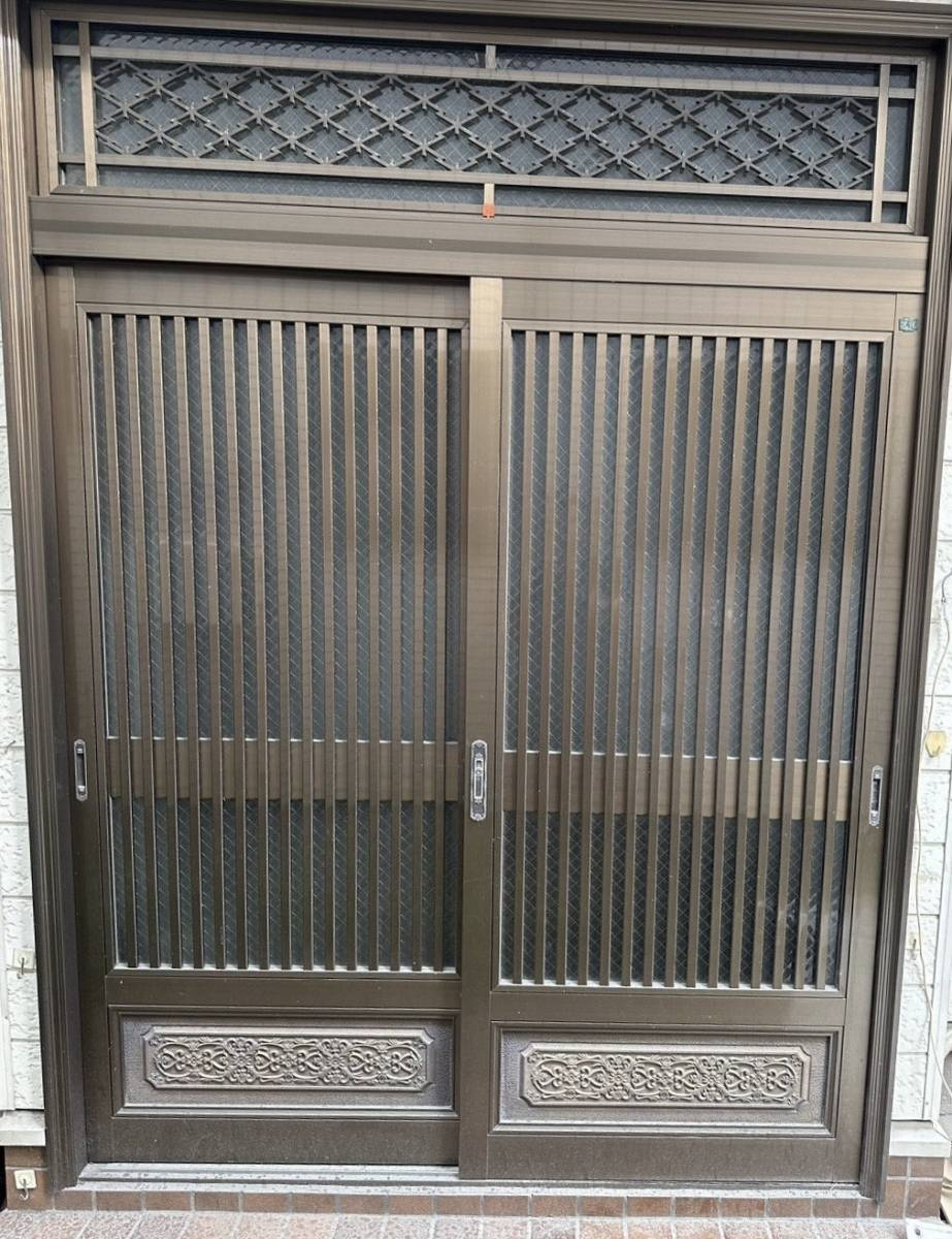MADOORの【大田区】古い玄関を新しくしたいとのご相談いただきました（玄関引戸リシェント）の施工前の写真1