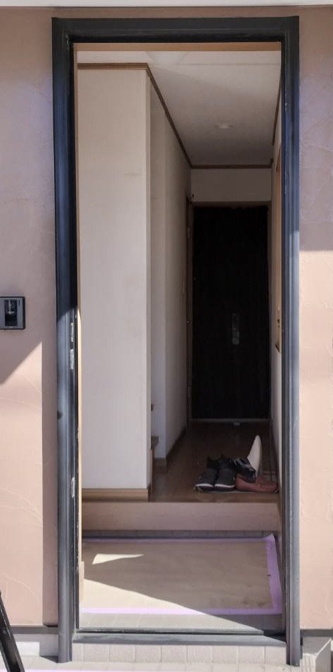 MADOORの【川崎市中原区】リフォームで鍵を閉めたまま換気できる採風タイプに！（リシェント玄関ドア）の施工前の写真2