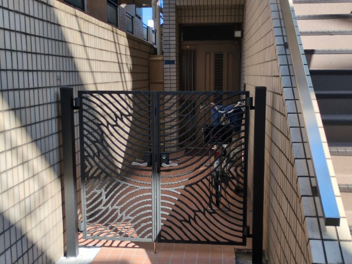 MADOORの【品川区】アルミ鋳物門扉で意匠性◎（アルミ鋳物門扉みぎわ）の施工後の写真1