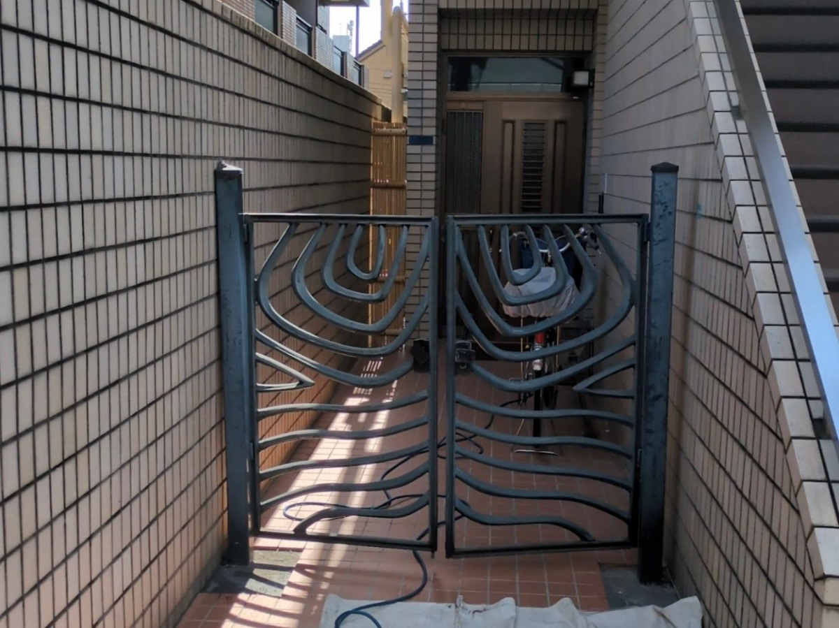 MADOORの【品川区】アルミ鋳物門扉で意匠性◎（アルミ鋳物門扉みぎわ）の施工前の写真1