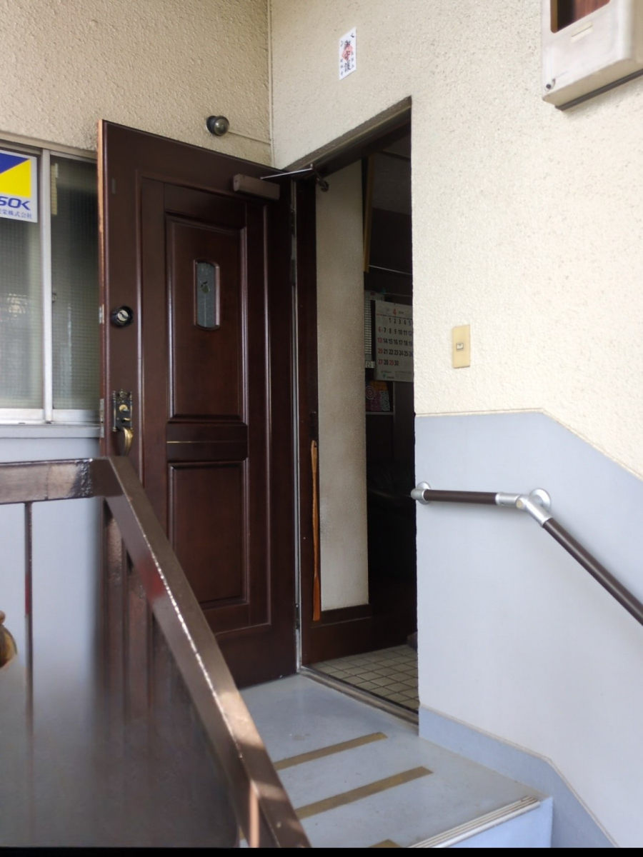 MADOORの【大田区】施工当時の業者が廃業しており困っています😢(玄関ドアリシェント)の施工前の写真2