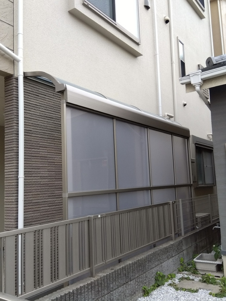 MADOORの【川崎市中原区】自転車置き場に屋根が欲しい🏠🚲（テラス屋根スピーネR）の施工後の写真1