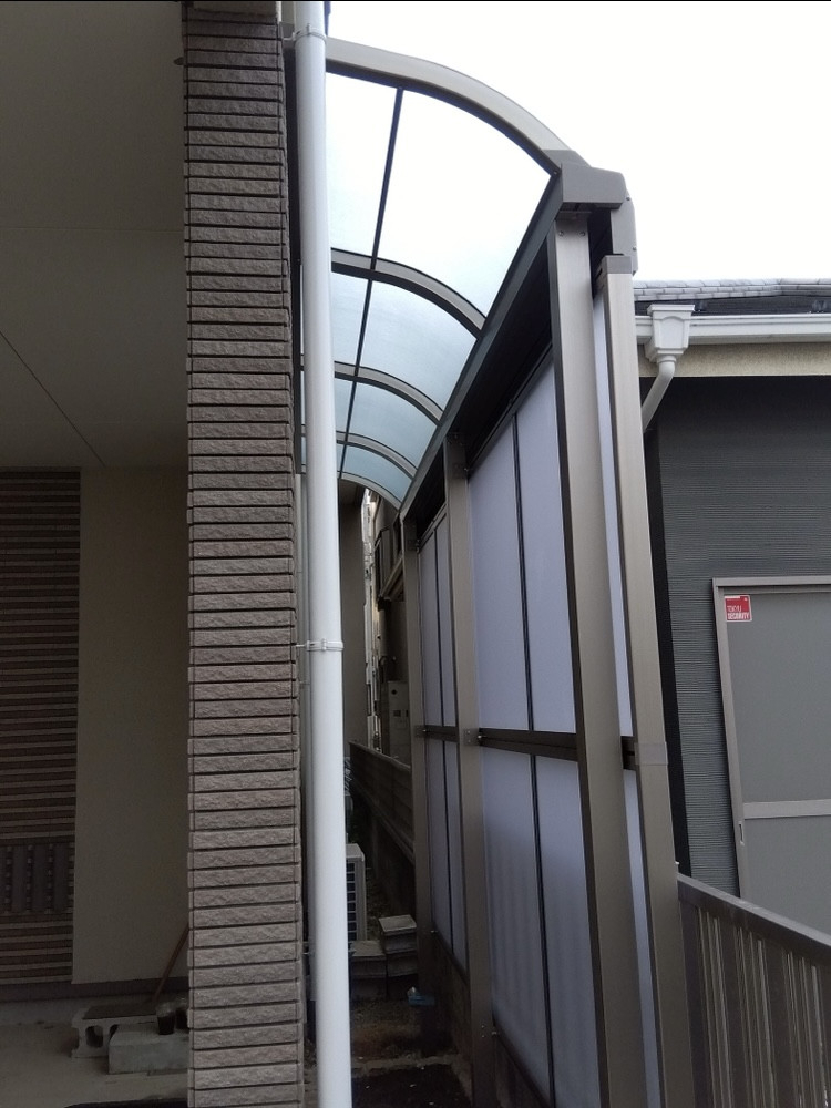 MADOORの【川崎市中原区】自転車置き場に屋根が欲しい🏠🚲（テラス屋根スピーネR）の施工後の写真2