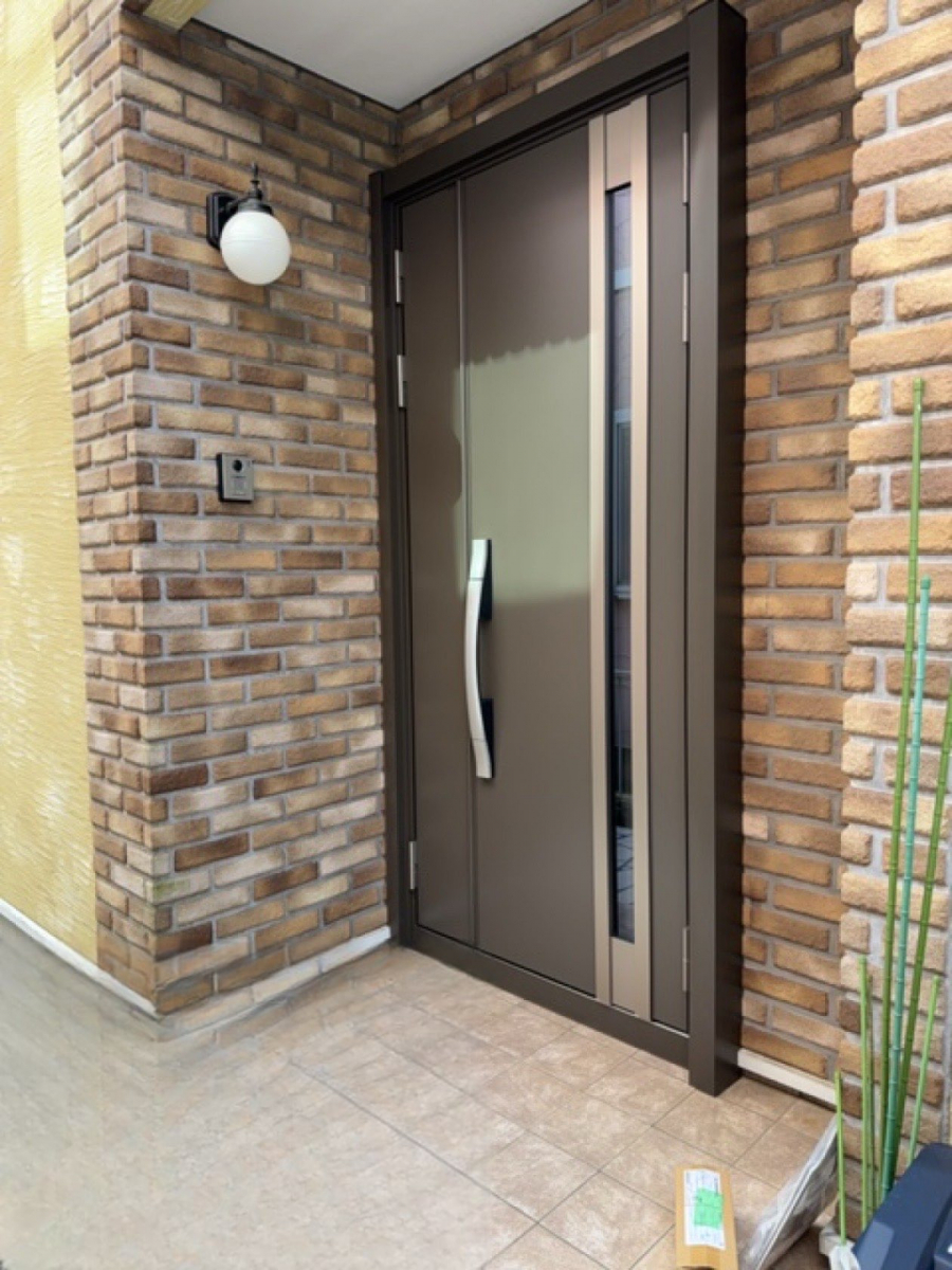 MADOORの【横浜市青葉区】イマドキデザインに玄関ドア交換🚪（玄関ドアリシェント）の施工後の写真1