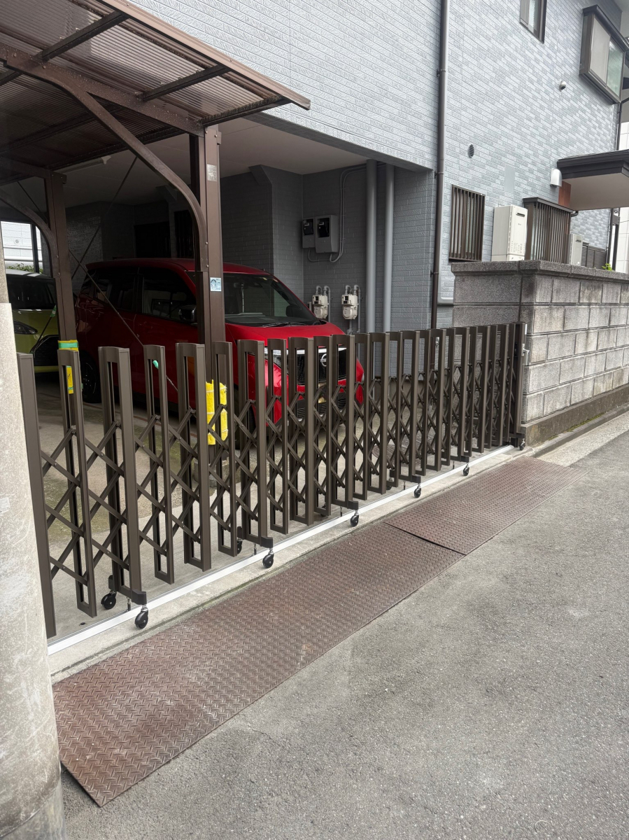 MADOORの【横浜市鶴見区】両開閉仕様なら左右どちらからでも開閉OK（伸縮門扉アルシャインⅡ）の施工後の写真1