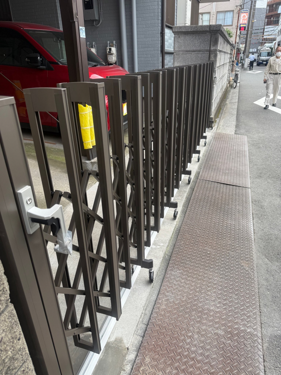 MADOORの【横浜市鶴見区】両開閉仕様なら左右どちらからでも開閉OK（伸縮門扉アルシャインⅡ）の施工後の写真2