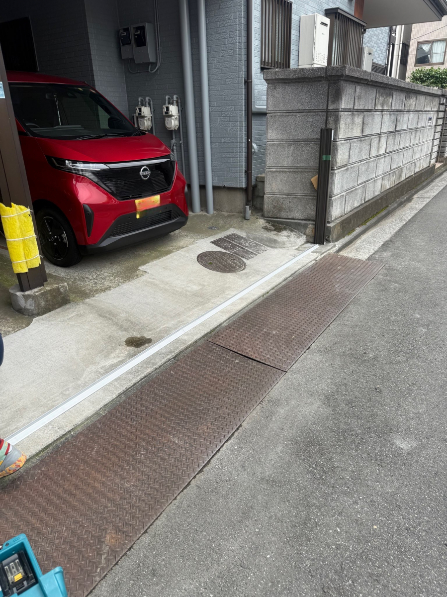 MADOORの【横浜市鶴見区】両開閉仕様なら左右どちらからでも開閉OK（伸縮門扉アルシャインⅡ）の施工前の写真1