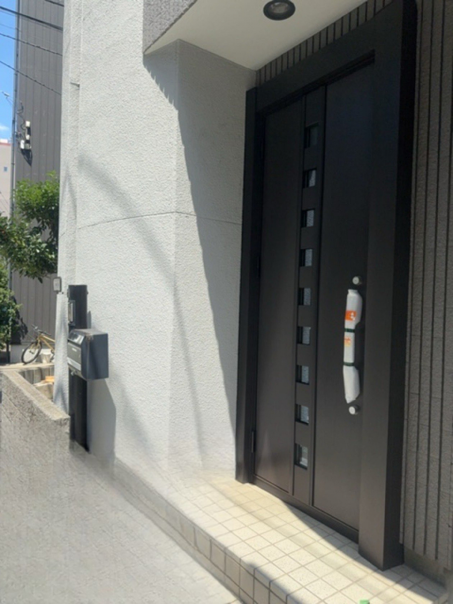 MADOORの【新宿区】ドアクローザー故障のタイミングで玄関ドアごと交換🚪✨（木造戸建て用玄関ドアリシェント）の施工後の写真1
