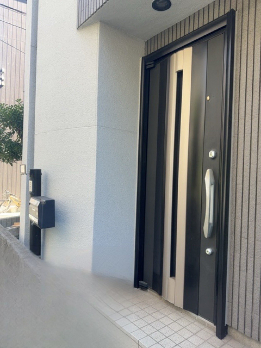 MADOORの【新宿区】ドアクローザー故障のタイミングで玄関ドアごと交換🚪✨（木造戸建て用玄関ドアリシェント）の施工前の写真1