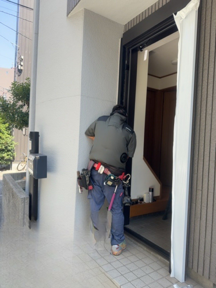 MADOORの【新宿区】ドアクローザー故障のタイミングで玄関ドアごと交換🚪✨（木造戸建て用玄関ドアリシェント）の施工前の写真2