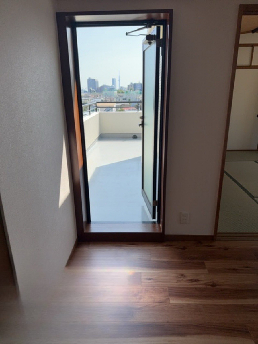 MADOORの【新宿区】勝手口ドアに内窓？（内窓インプラス）の施工前の写真1