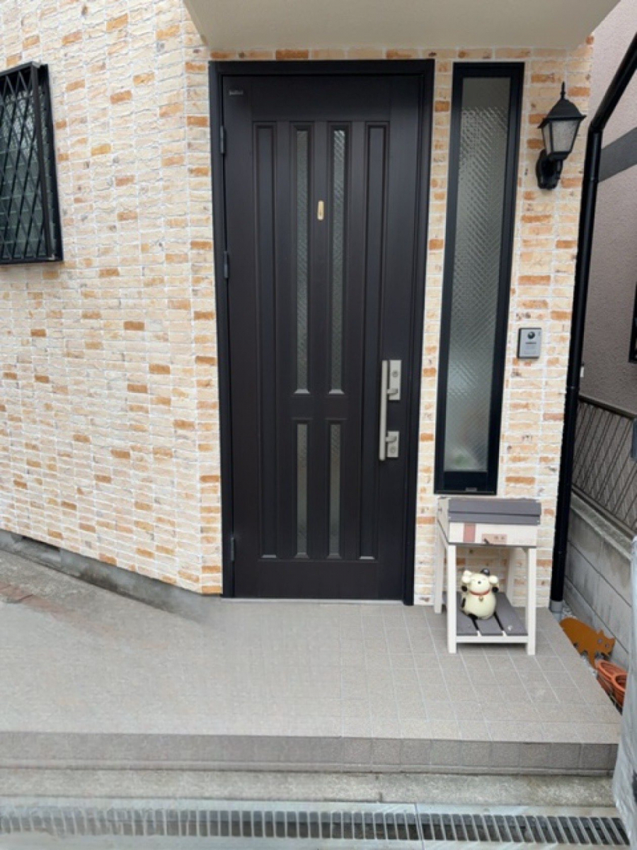 MADOORの【大田区】カバー工法で電気錠に変えられる？🔋🔑（玄関ドアリシェント）の施工前の写真1
