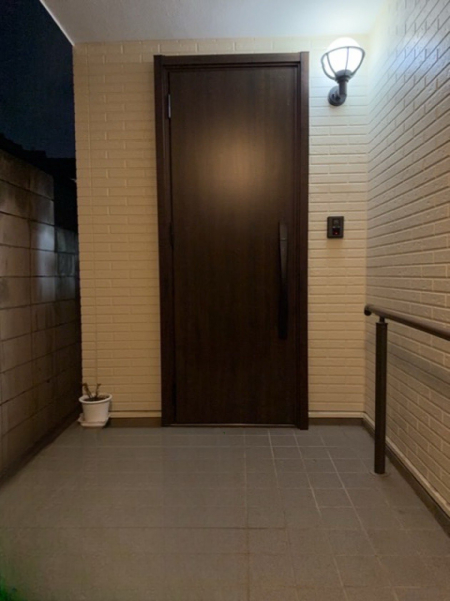 MADOORの【新宿区】防火戸補助金恩恵最大のシンプルデザイン💰（玄関ドアリシェント）の施工後の写真1