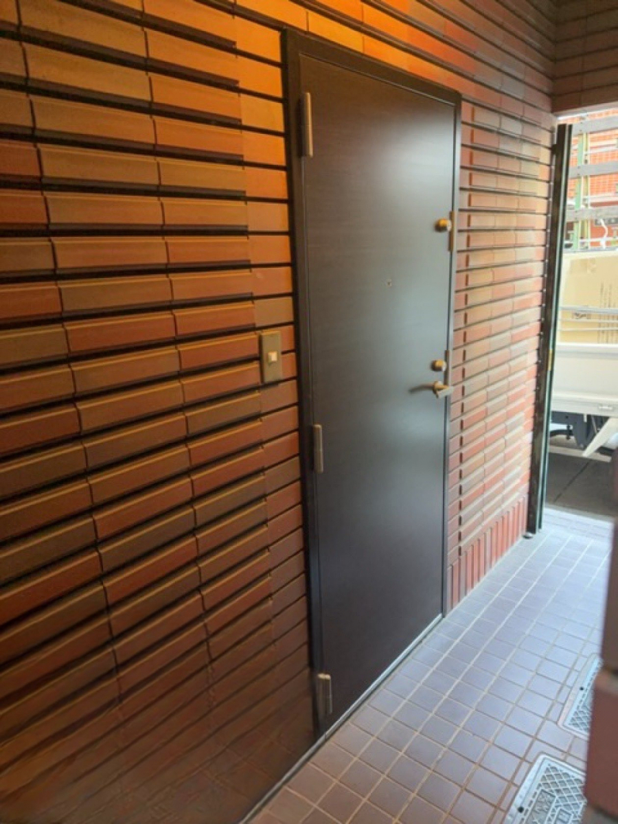 MADOORの【新宿区】鉄骨造の玄関ドアを交換したい🚪（玄関ドアリシェントマンションドア）の施工後の写真1
