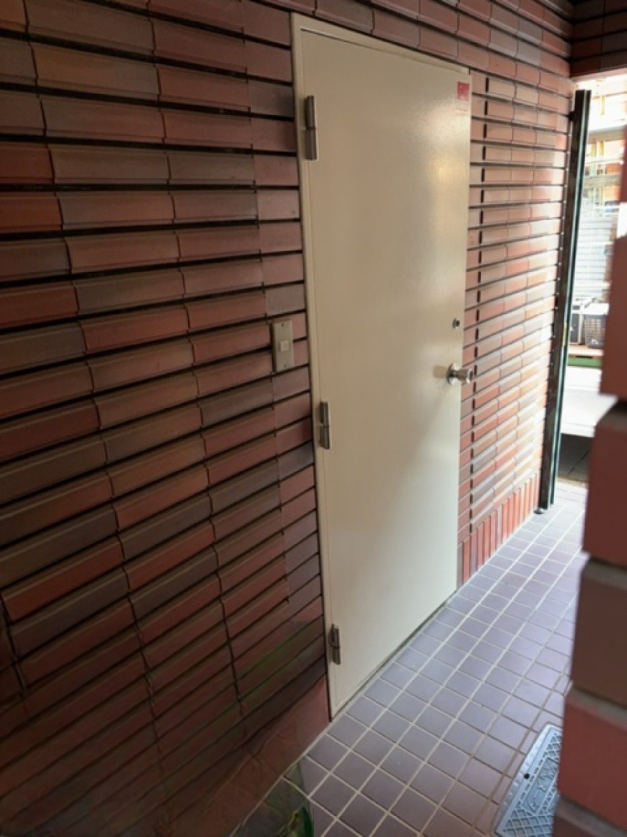 MADOORの【新宿区】鉄骨造の玄関ドアを交換したい🚪（玄関ドアリシェントマンションドア）の施工前の写真1