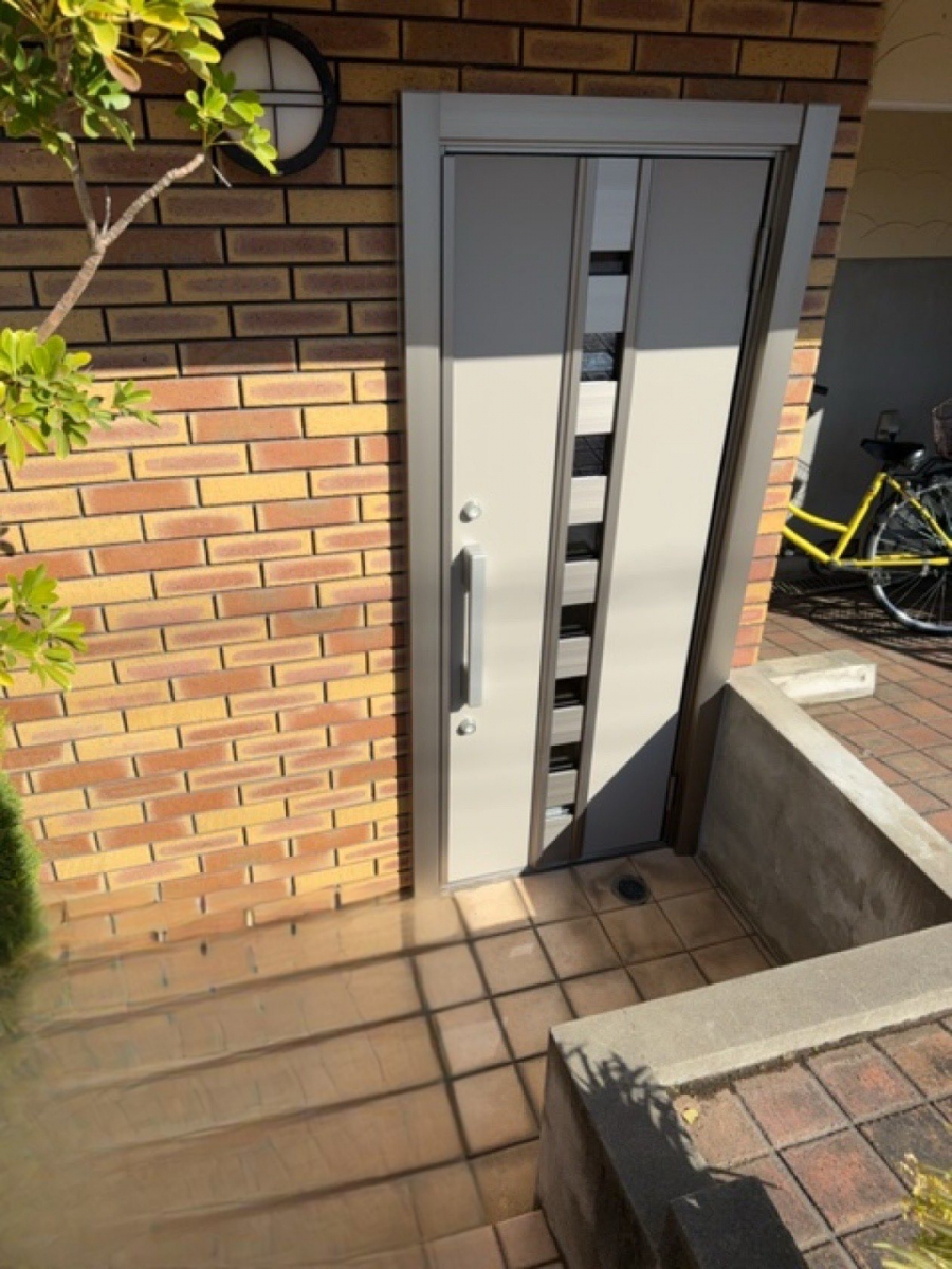 MADOORの【世田谷区】ご近所さんからのご紹介で玄関ドア交換🏠🏠（玄関ドアリシェント）の施工後の写真1