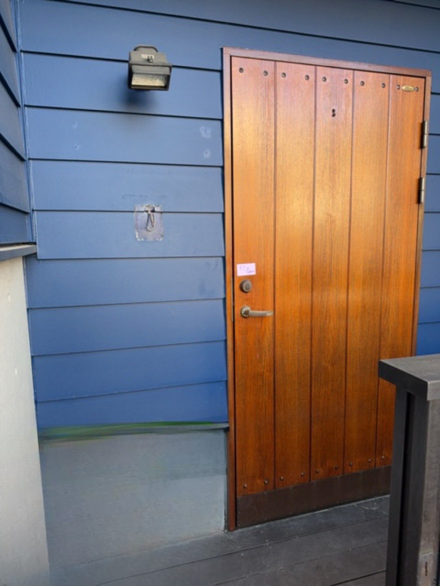 MADOORの【世田谷区区】古くていろんな箇所が気になるためフルリフォームを検討🏠（玄関ドアリシェント）の施工前の写真1