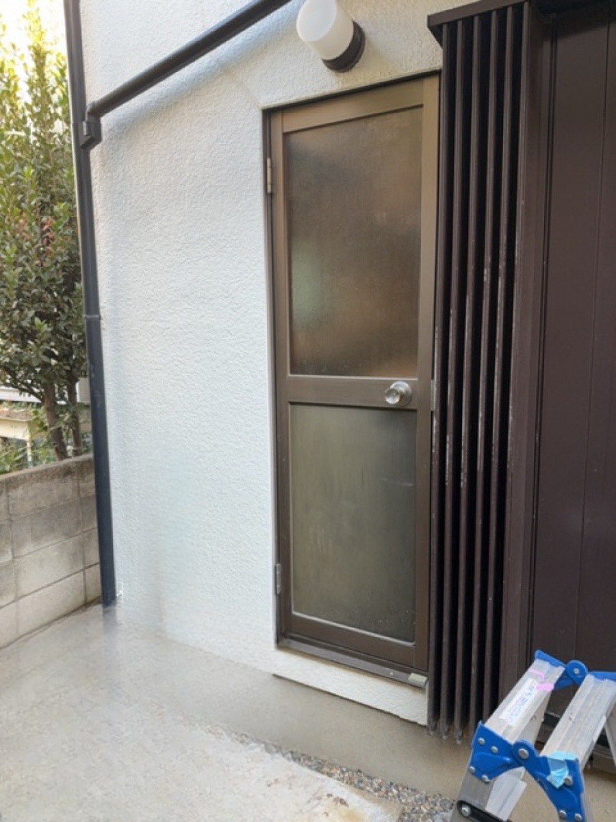 MADOORの【世田谷区】キッチンの勝手口ドアを高断熱に🔥（勝手口ドアリシェント）の施工前の写真1