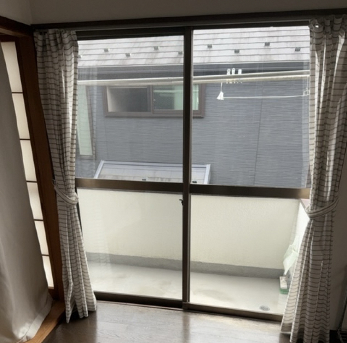 MADOORの【世田谷区】窓交換で寒い窓辺から卒業🌸（窓交換リプラス）の施工前の写真1