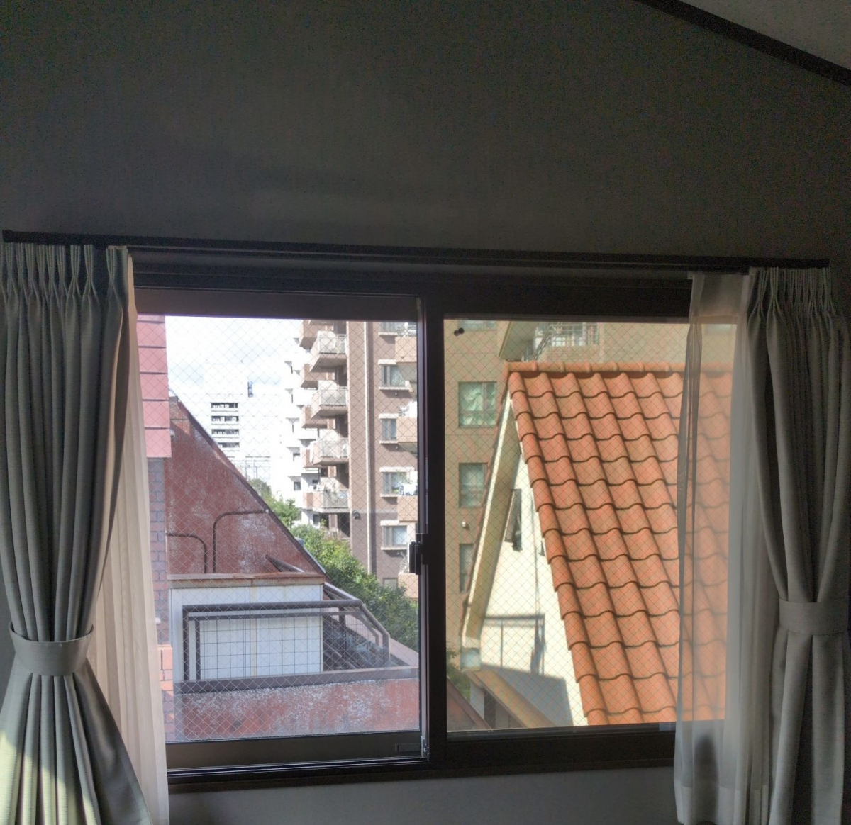 MADOORの【新宿区】真空ガラスで気になる３階の日差し対策に🌞（内窓インプラス）の施工後の写真1
