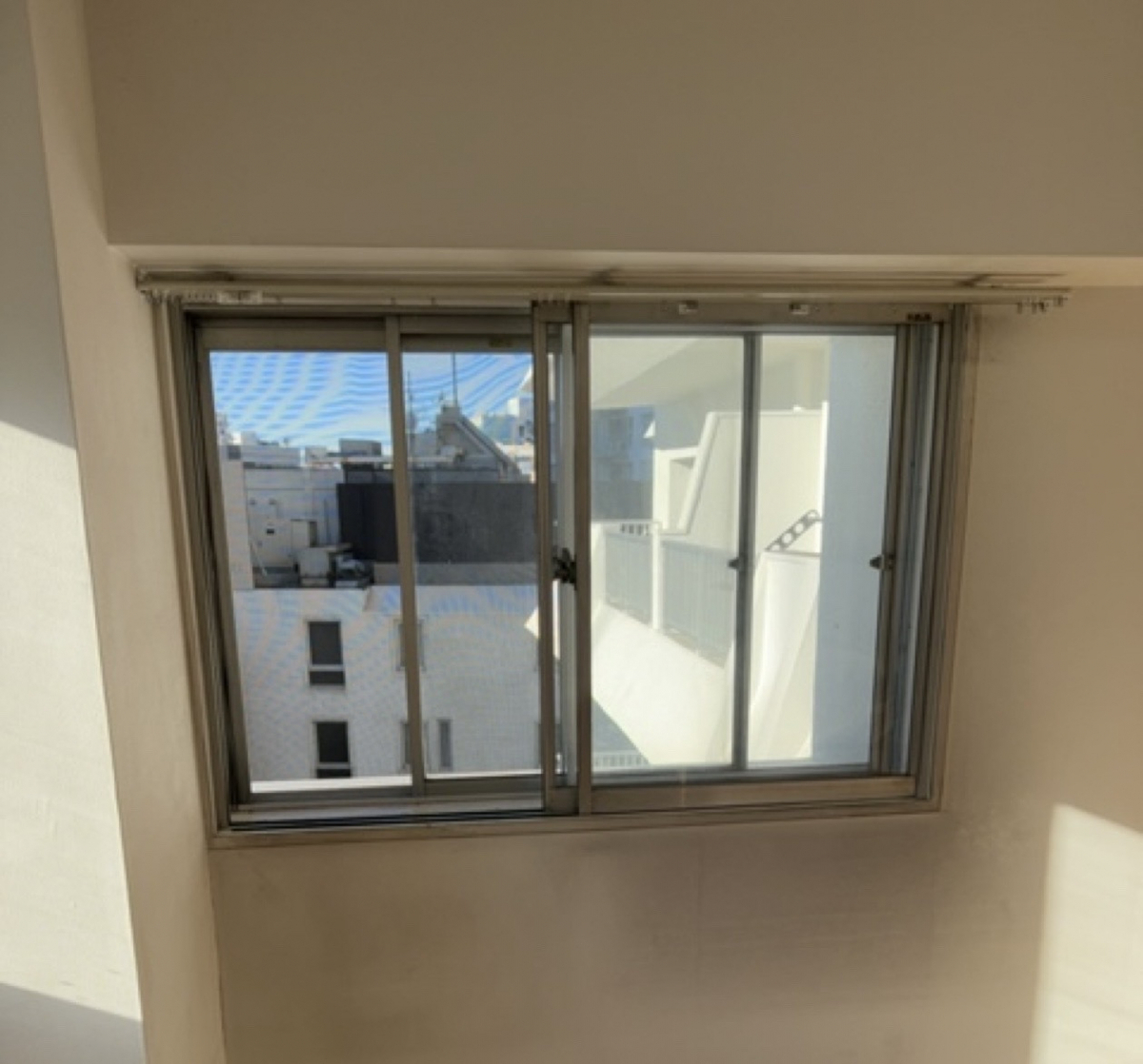 MADOORの【品川区】補助金利用でお気軽に防音対策！（取替窓リプラスマンション用）の施工前の写真2