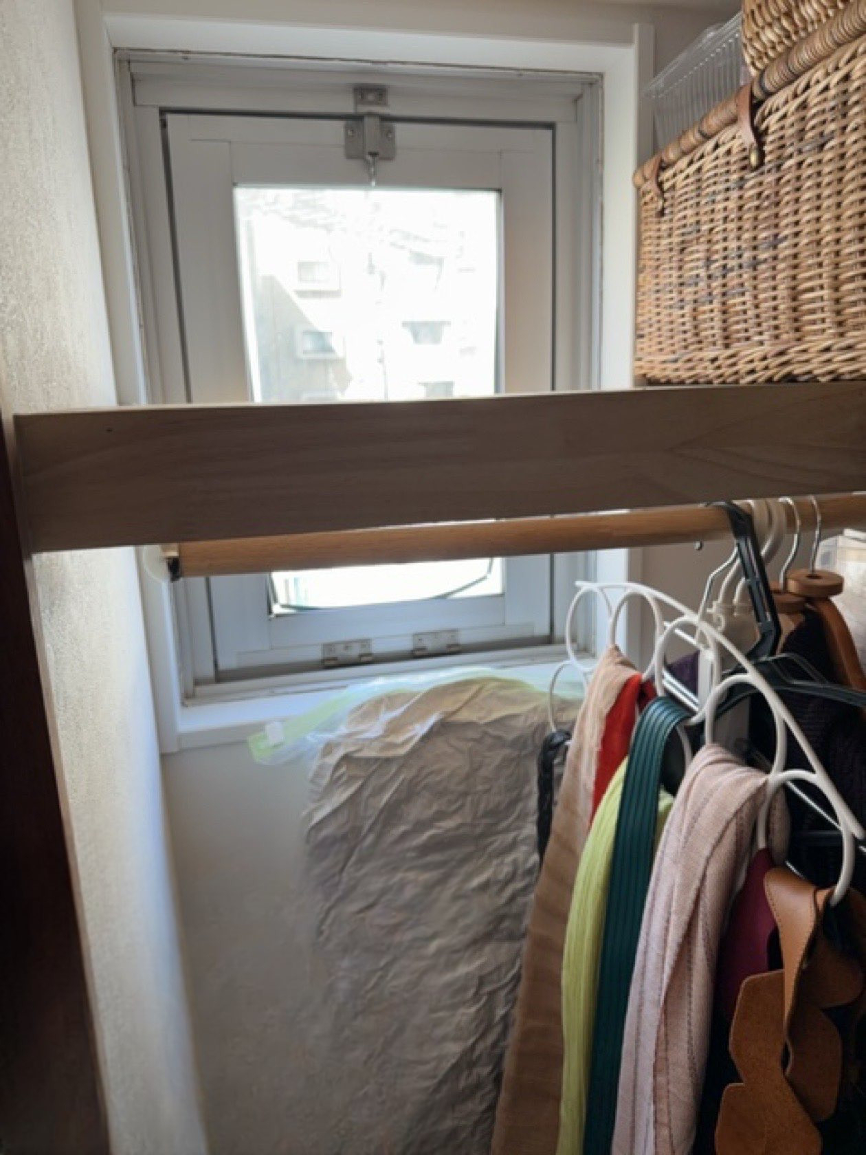 MADOORの【渋谷区】防犯ガラスと内窓で防犯対策🏢（窓交換リプラスマンション用・内窓インプラス）の施工前の写真3