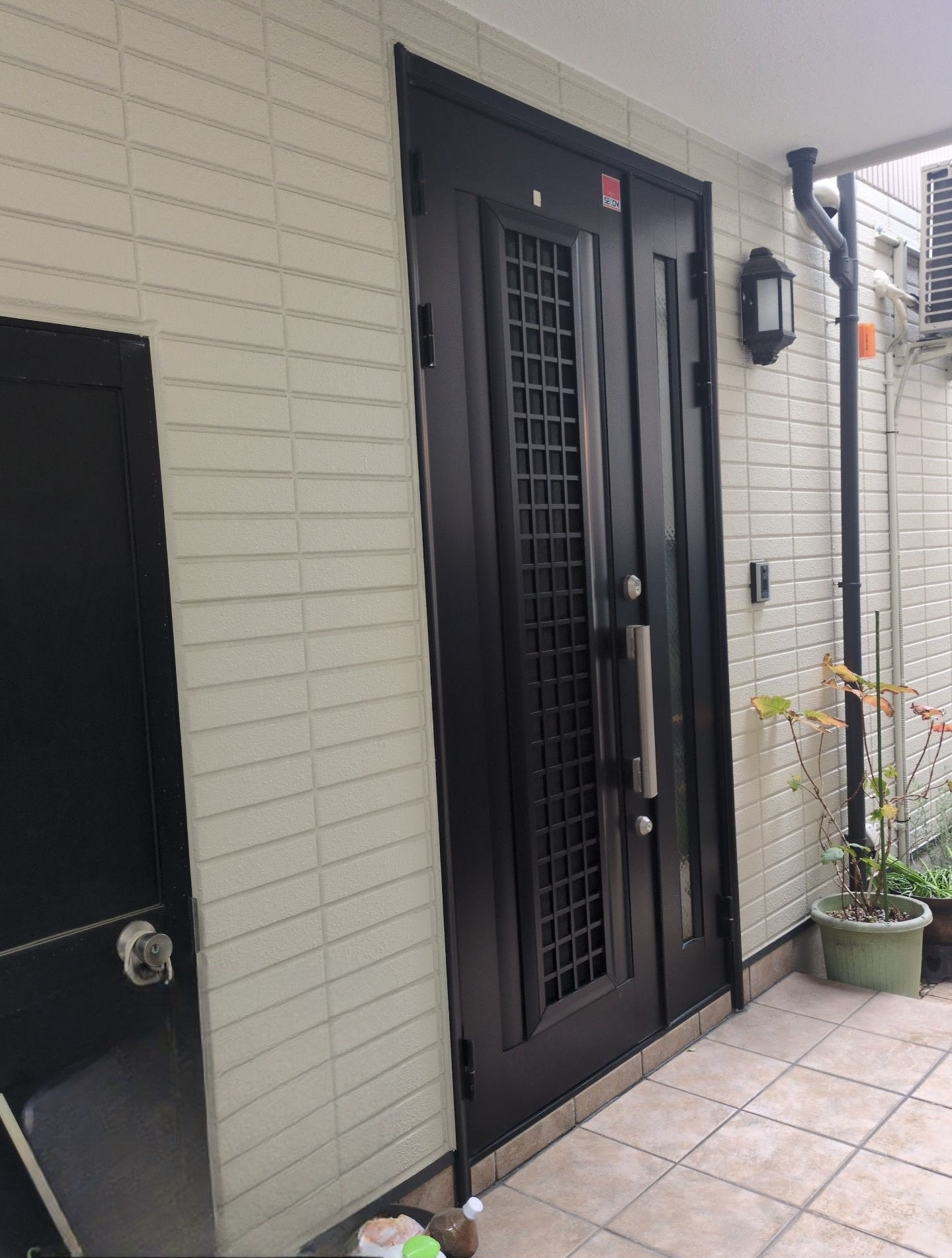 MADOORの【大田区】内窓交換後玄関ドアもリフォームしたい…！🏠（玄関ドアリシェント防火戸）の施工前の写真1