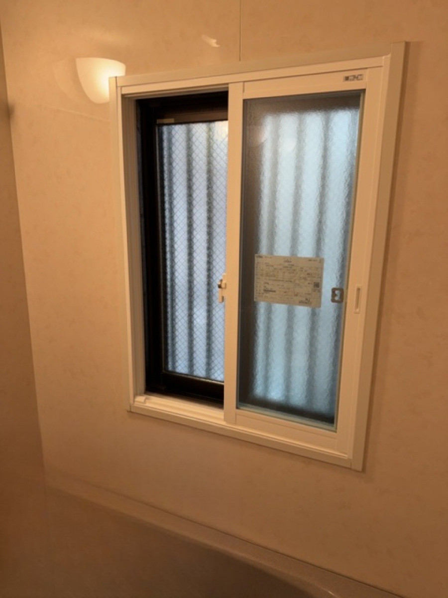 MADOORの【新宿区】暑さ寒さ対策に！浴室窓を二重窓化🛁（内窓インプラス）の施工後の写真1