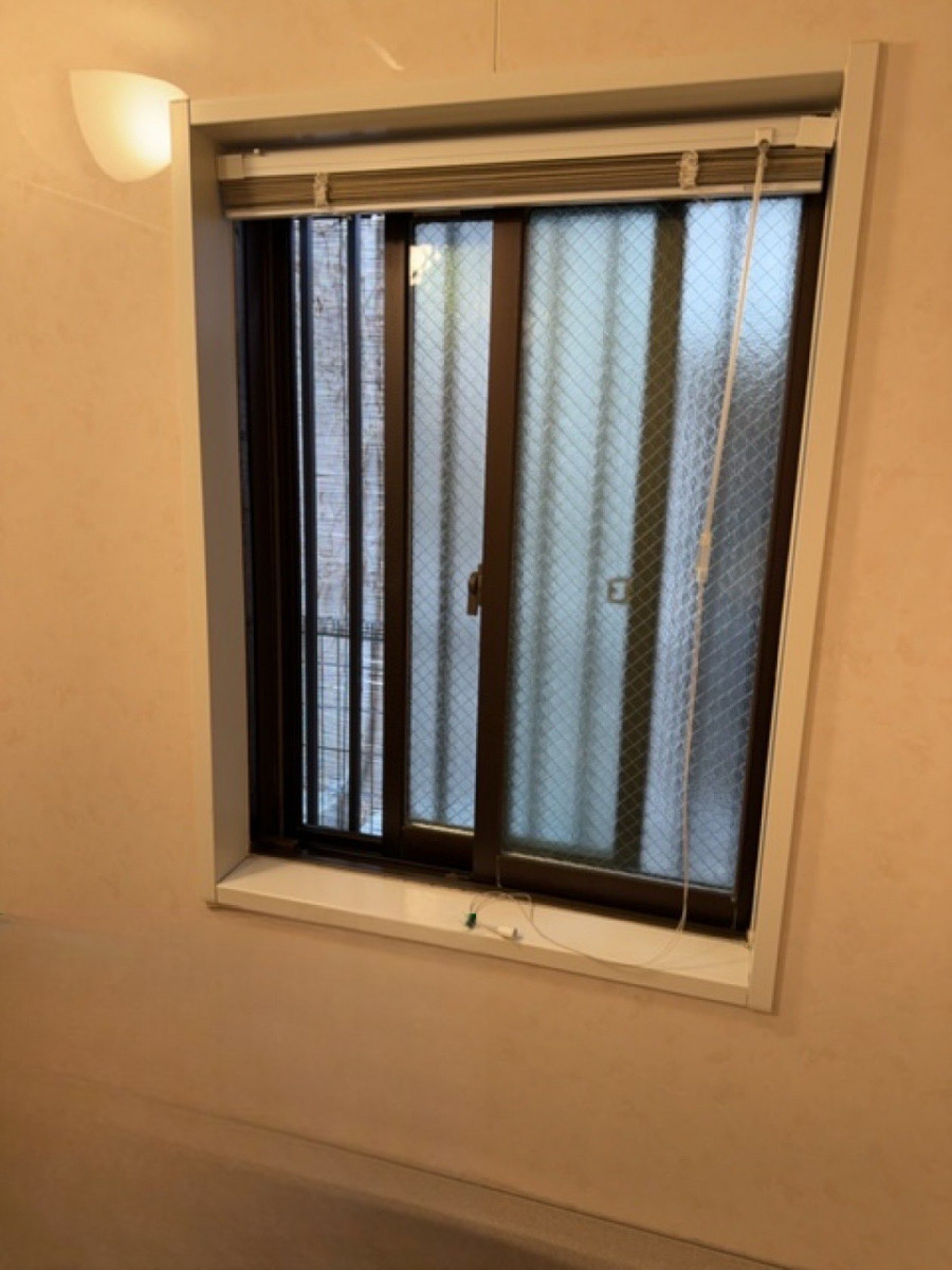 MADOORの【新宿区】暑さ寒さ対策に！浴室窓を二重窓化🛁（内窓インプラス）の施工前の写真1
