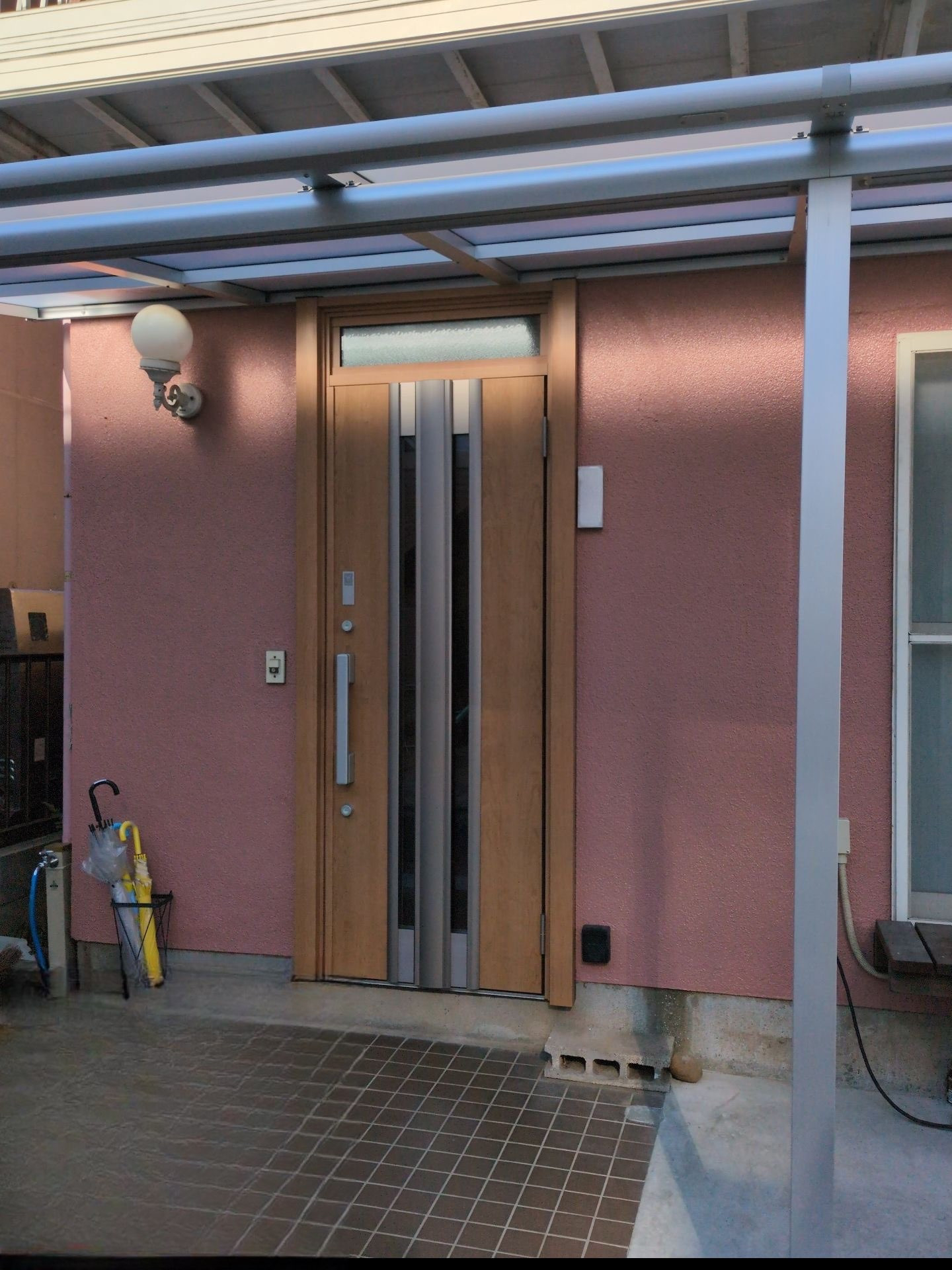 MADOORの【目黒区】ドア上のガラス部分も一緒に交換できる？（玄関ドアリシェント）の施工後の写真1