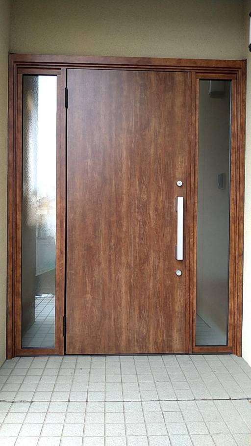 上廣トーヨー住器 E＆Rプロの玄関ドア　リフォーム工事の施工後の写真1